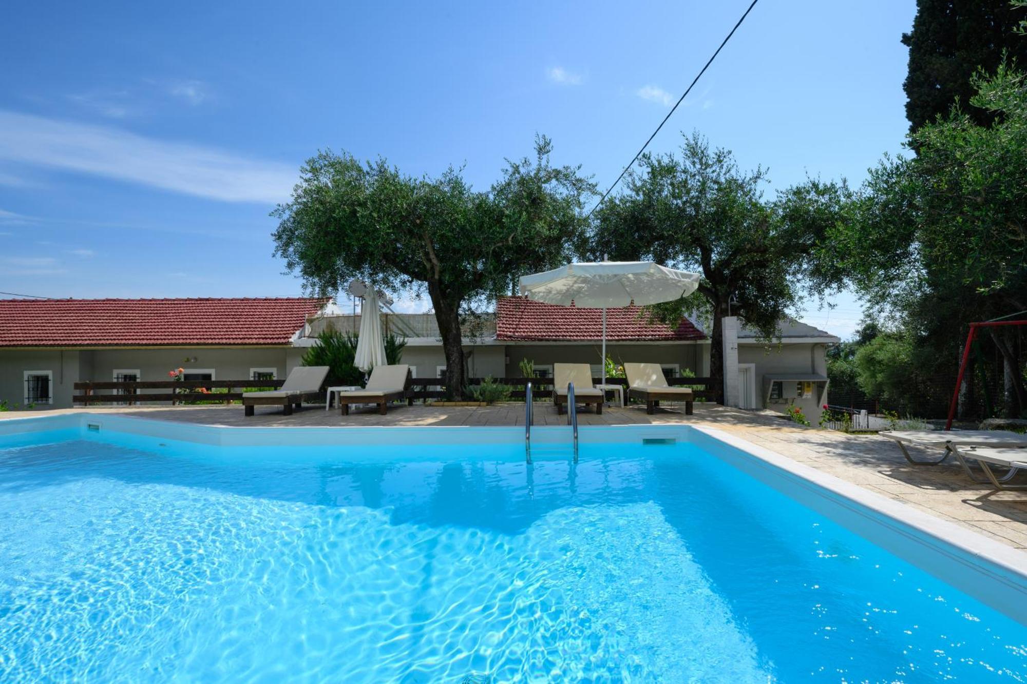 Olive Grove Poolside Apartments Benitses  Esterno foto